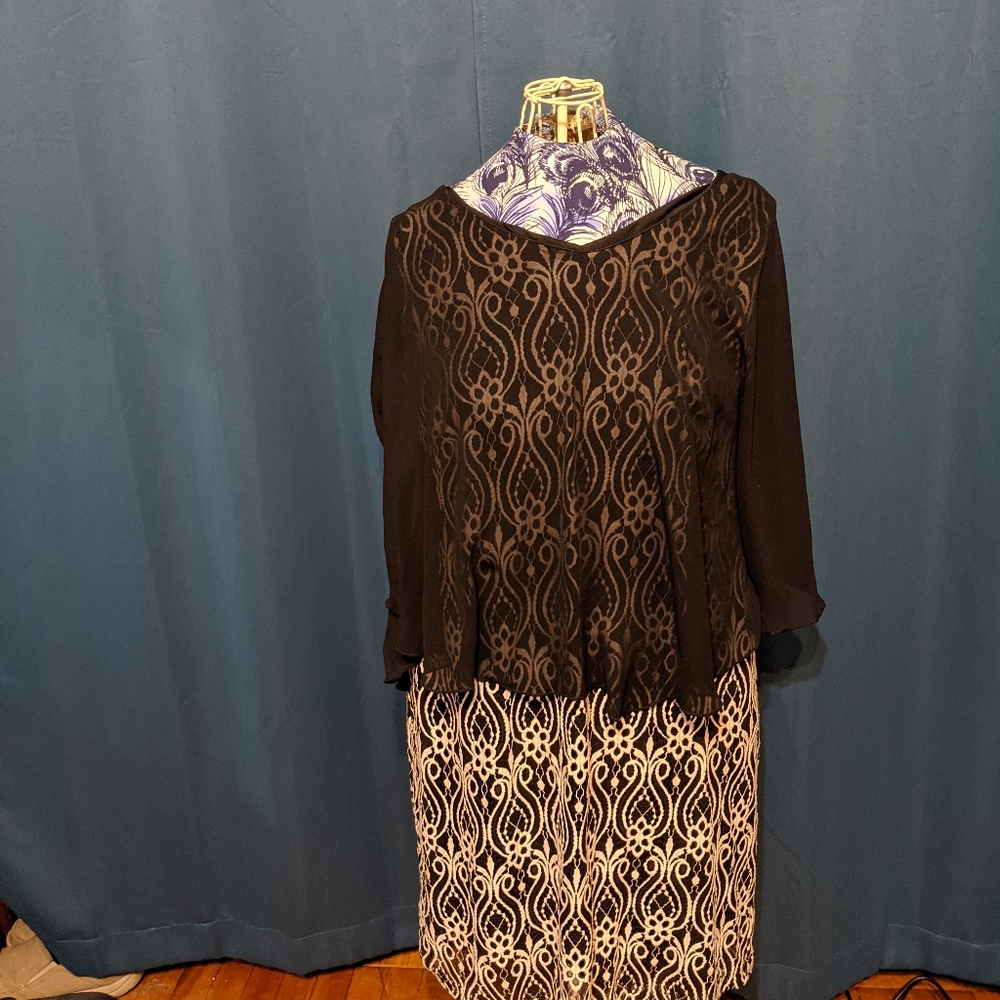 Woman's plus size knee length dress